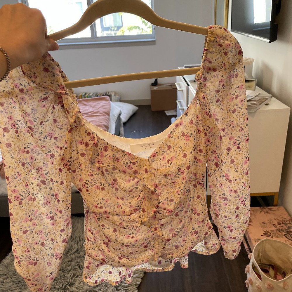 ASTR Floral Ruffle Blouse - Picture 10 of 10